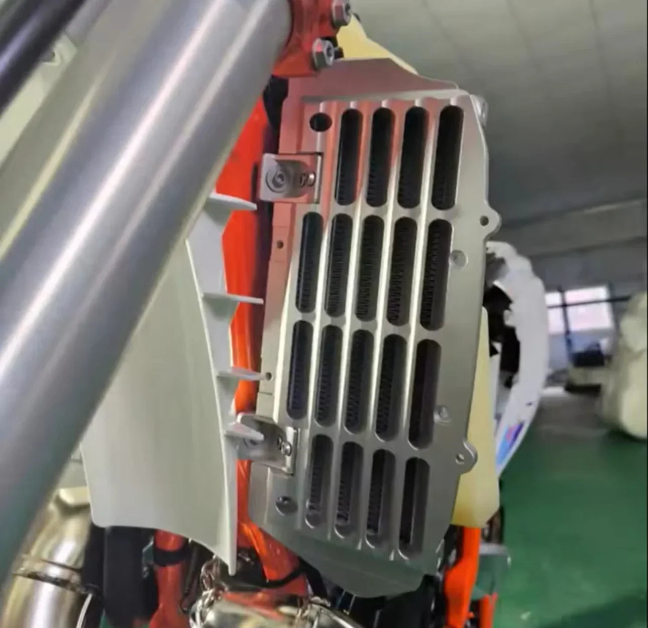 Alu Cnc Kühler Schutz EXC 2024 - SMParts