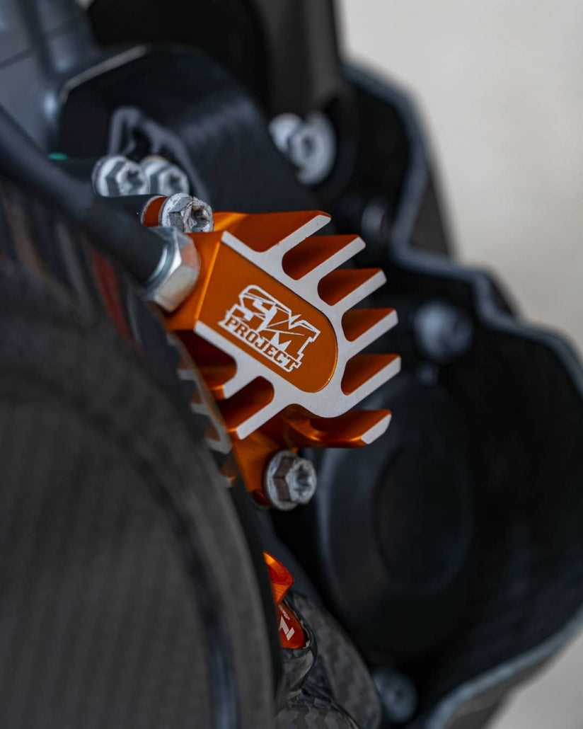 SM Project Ölfilterdeckel mit Kühlrippen – rechts KTM 690 / Husqvarna 701 / GasGas 700