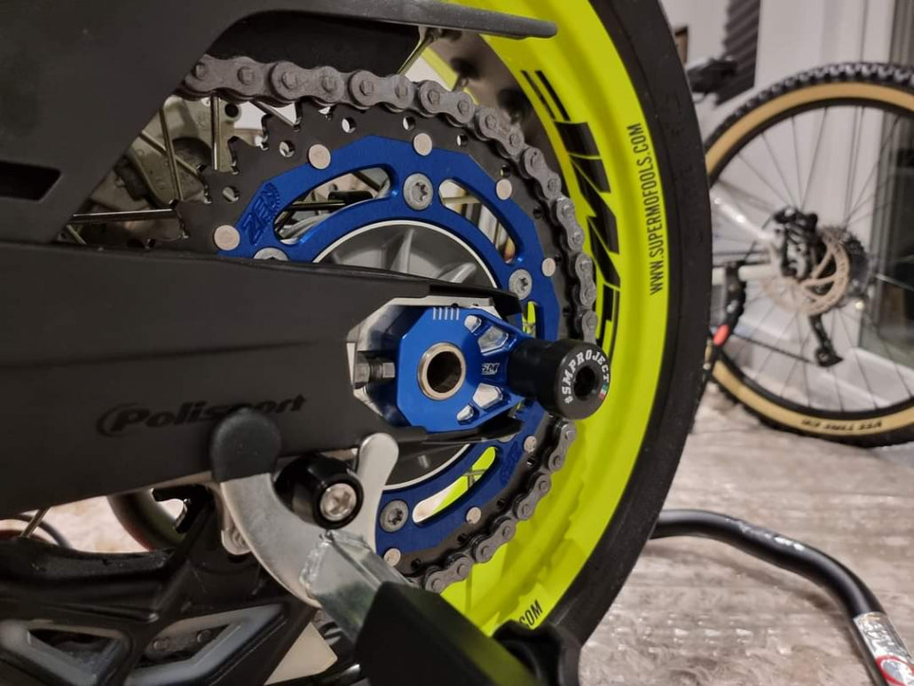 SM Project Achsblöcke mit Sturzpads KTM / Husqvarna / GasGas – Blau