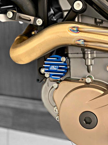 SM Project Ölfilterdeckel mit Kühlrippen – links KTM 690 / Husqvarna 701 / GasGas 700